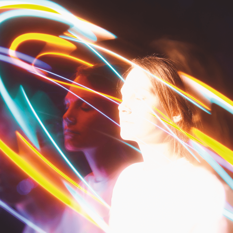 Eine Frau ist umkreist von Spiralen aus Licht.