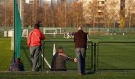 Mehrere Männer schauen einem Fußballspiel zu Tagebuch der Überforderungen: Fußballvater
