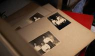 Das Foto zeigt ein Familienalbum mit mehreren Fotos Sue Grand: „Als Analytikerin kümmere ich mich um die kulturellen und historischen Wunden meines Patienten“