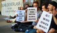 Das Foto zeigt Aktivist:innen der Klimaschutzinitiative Debt for Climate Ein „neues Europa“ und der Globale Süden