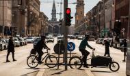Das Foto zeigt mehrere Menschen auf verschiedenen Arten von Fahrrädern Tagebuch der Überforderungen: Kritik