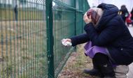 Eine aus der Ukraine geflüchtete Frau sitzt auf einem Stein nach der Grenzüberschreitung Kann sich Menschenwürde für alle nur jenseits nationalstaatlicher Souveränität erfüllen?