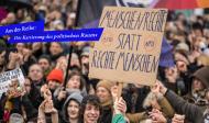 Das Foto zeigt Demonstranten mit einem Schild mit der Aufschrift "Menschenrechte statt rechte Menschen" Der ‚rechte‘ Feind