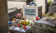 Das Foto zeigt das Grab von Jim Morrison Pariser Grabbetrachtungen