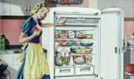 Die Illustration zeigt eine Frau am Kühlschrank Tradition als Trend