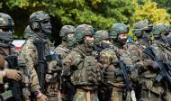 Das Foto zeigt Polizisten der Bayerischen Polizei und Soldaten der Bundeswehr Der Staat hats gegeben, der Staat hats genommen – Wehrdienst, Demokratie und Gesellschaftskritik