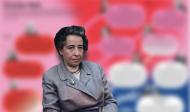 Das Foto zeigt Hannah Arendt vor Hintergrund Arendts Welt