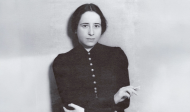 Das Foto zeigt Hannah Arendt vor Hintergrund Die Denkerin der Stunde