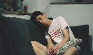 Das Foto zeigt einen Jungen auf dem Sofa Lebensangst oder Hingabe? Wege aus der modernen Erschöpfung