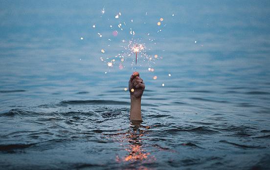Hand streckt sich aus Wasser (Kristopher Roller / unsplash)