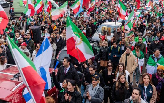 Das Foto zeigt feiernde Exil-Iraner in London