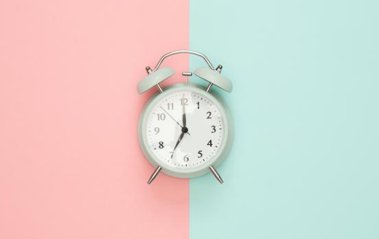 Das Klingeln des Weckers: Entfremdung oder Ruf zur Freiheit?