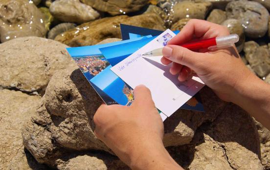 Warum verschicken wir kitschige Postkarten?