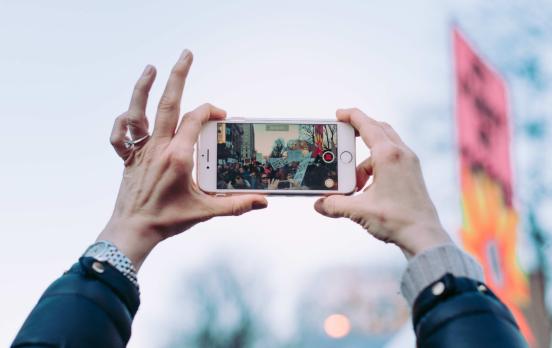 Sean Illing: „Die Freiheit der Demokratie ist zugleich das, was sie von innen heraus zu zerstören vermag“