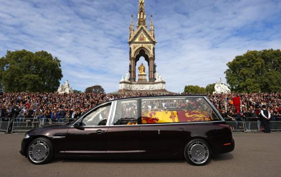 Des Volkes Fernstenliebe