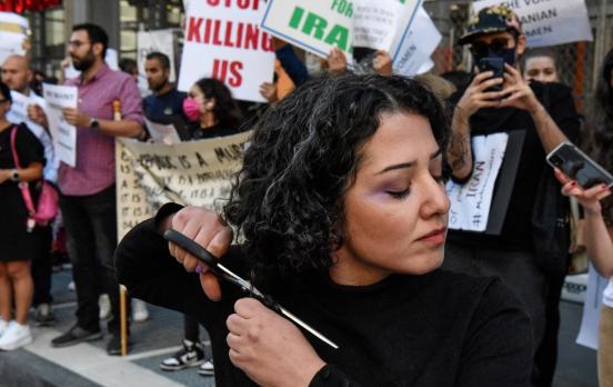 Katajun Amirpur: „Wenn das Kopftuch fällt, fällt die Islamische Republik“