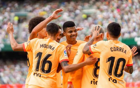 Linker Fußball, rechter Fußball