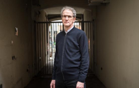 Dirk Oschmann: „Dass der Osten nichts von Demokratie verstünde, ist eine niederträchtige Zuschreibung“