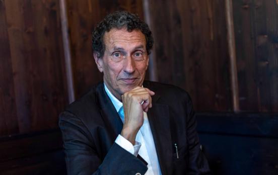 Das Bild zeigt Julian Nida-Rümelin