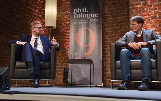 Karl Lauterbach: „Mir ist es lieber, dass ein Kind eine Zeit lang unter der Situation leidet, als dass die Mutter auf der Intensivstation stirbt“