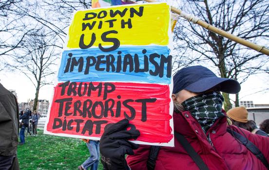 Ein Foto von einer Protestantin gegen Trump