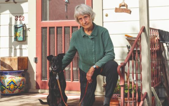 Donna Haraway: „Wir müssen lernen, mit dem Mehr-als-Menschlichen in Kontakt zu treten“
