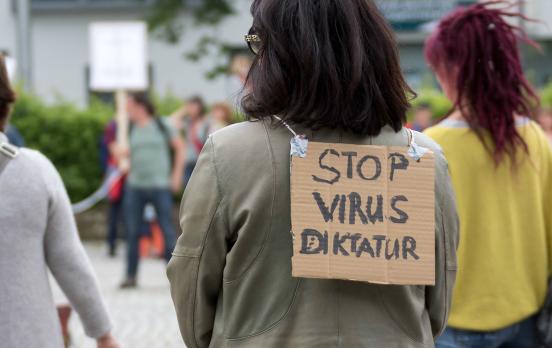 „Querdenken“: Die erste wirklich postmoderne Bewegung