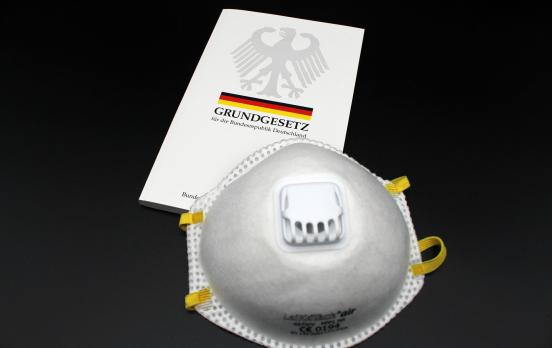 Reinhard Merkel: „Wir müssen über ein Fundament für Notstandslagen im Grundgesetz diskutieren“