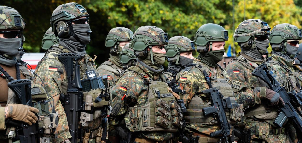 Das Foto zeigt Polizisten der Bayerischen Polizei und Soldaten der Bundeswehr Demokratische Krieger